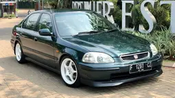Honda Civic Ferio: Civic generasi keenam ini memiliki varian bertransmisi matic di pasar Indonesia. Tampilan ala sedan 90s dengan kenyamanan dan pengendalian kala berkendara menjadi nilai plus dari mobil ini. Gaya modifikasi untuk Civic Ferio pun terbilang memiliki aliran yang bervariasi. Hal yang harus diperhatikan dalam mencari mobil ini adalah sistem pendinginan mesin. (Source: Facebook/Crazy Cheap Cars)