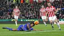 Pemain Chelsea, Loic Remy, berusaha memanfaatkan bola di depan gawang Stoke City pada lanjutan Liga Premier Inggris di Stadion Britannia, Stoke, Minggu (8/11/2015) dini hari WIB. (Action Images via Reuters/Ed Sykes)