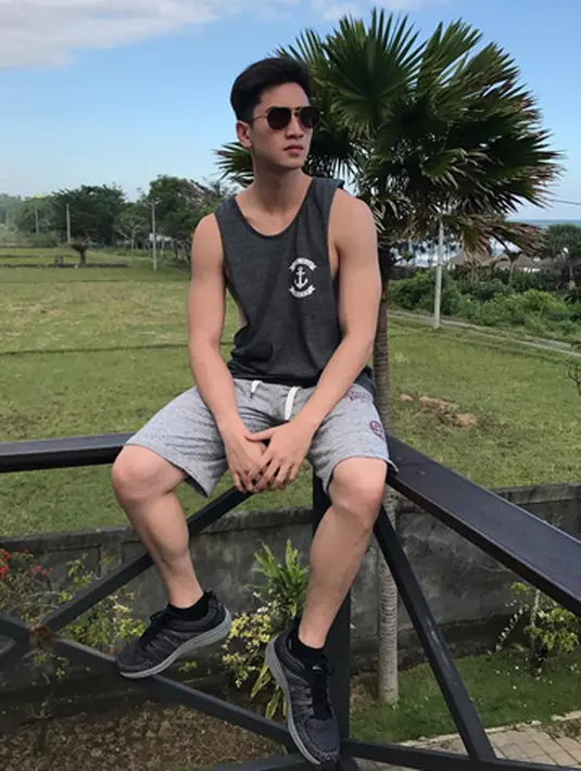 "Alhamdulillah, Allah baik banget. Enggak tahu kenapa, aku pindah ke rumah baru, sekarang beli mobil baru. Aku bersyukur banget," kata Verrell Bramasta. (Instagram/bramastavrl)