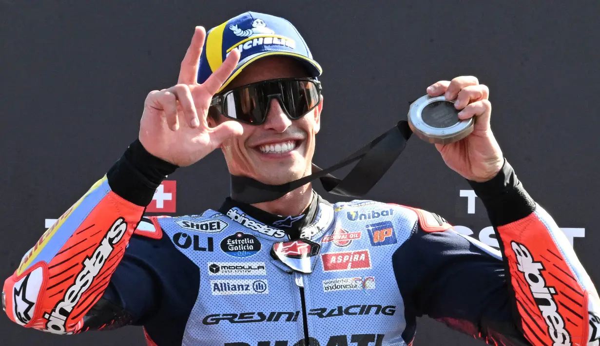 Meski harus start dari posisi ke-12, andalan tim Gresini Racing, Marc Marquez berhasil finis ketiga. (SONNY TUMBELAKA/AFP)