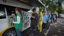 Warga antre untuk menukarkan uang di pelayanan mobil kas keliling Bank Indonesia di Stasiun Gambir, Jakarta, Senin (16/3/2026). Jelang perayaan Hari Raya Idul Fitri 1447 Hijriah, kebutuhan masyarakat terhadap uang rupiah layak edar meningkat. (Kapanlagi.com/Budy Santoso)