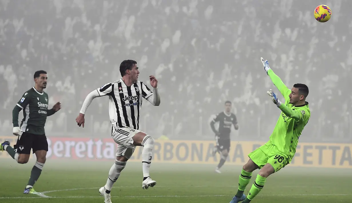 Pada menit ke-13 Juventus akhirnya unggul 1-0 melalui Dusan Vlahovic. Usai menerima umpan Paulo Dybala, Vlahovic tinggal berhadapan satu lawan satu dengan kiper dan mampu mengangkat bola di atas kepala Lorenzo Montipo tanpa bisa menjangkaunya. (La Presse via AP/Fabio Ferrari)