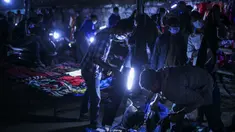 Warga Nepal yang mengenakan masker sebagai tindakan pencegahan terhadap virus corona COVID-19 berada di kios pedagang pinggir jalan, Kathmandu, Nepal, Selasa (13/10/2020). (AP Photo/Niranjan Shrestha)