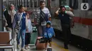 Di sisi lain, pada hari ini Sabtu (4/1/2025), PT KAI Daop 1 Jakarta memberangkatkan 29.622 penumpang dengan 88 perjalanan KAJJ ke berbagai daerah di pulau Jawa yang berangkat dari Stasiun Gambir dan Pasar Senen. (Liputan6.com/Angga Yuniar)