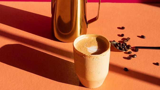 Cangkir kopi yang bisa dimakan produksi Twiice. (dok @twiicenz/ https://www.instagram.com/p/B0CrbX3n-uT/ /Tri Ayu Lutfiani)