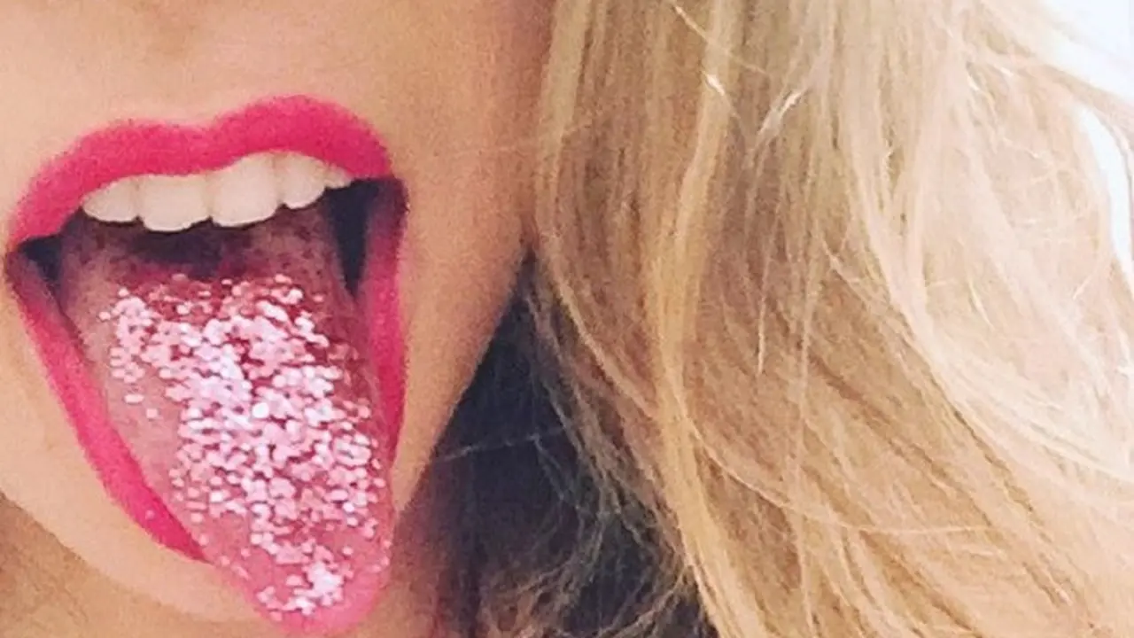 Tren Makeup Glitter di Lidah, Berani Coba?