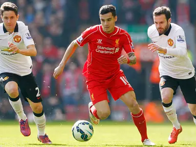 Duel panas terjadi di laga Liga Premier Inggris antara Liverpool dengan Manchester United di Anfield Stadium, Inggris, Minggu (22/3/2015 ). Manchester United menang 2-1 atas Liverpool. (Reuters/Carl Recine)