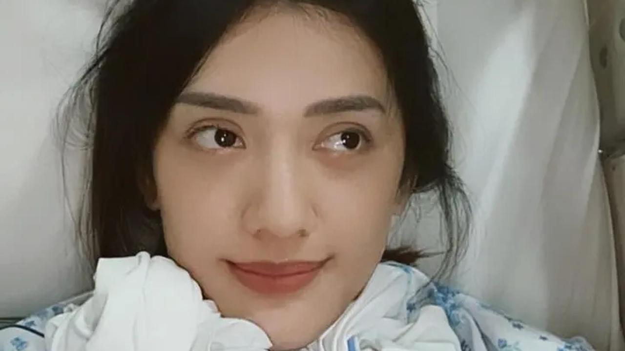 Ada yang salfok dengan penampilan Anissa Aziza yang tetap terlihat cantik.<br>