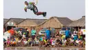 Peserta Kitesurfing tengah menyaksikan aksi Ken Ruiz pada ajang Third Kite Addict Kolombia tournamen di Cabo de la Vela, Guajira Departmen, Kolombia, (4/7/2016). (AFP/Joaquin Sarmiento)