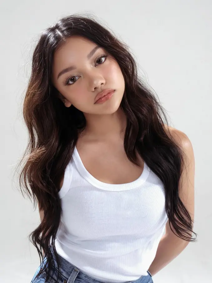 Naura Ayu Ikut Tren Pose Gen Z Pout, Tampil Effortless Beauty dengan Makeup Flawless yang Bikin Pangling