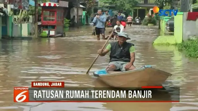 Rumah warga di Dayeuhkolot dan Baleendah, Kabupaten Bandung, terendam banjir hingga satu meter.
