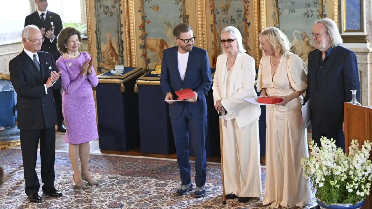 Anggota grup musik ABBA menerima Penghargaan "Vasa Kerajaan" dari Raja Swedia Carl XVI Gustaf (kiri) dan Ratu Silvia dari Swedia (kedua dari kiri) dalam sebuah upacara di Istana Kerajaan Stockholm, 31 Mei 2024 (Dok. AFP).