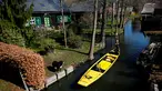 Tukang pos wanita dari Deutsche Pos DHL, Andrea Bunar menggunakan perahu tradisional untuk mengantar surat dan paket di desa Spreewald di Lehde, 4 April 2019. Andrea Bunar menjadi satu-satunya tukang pos wanita Jerman yang mengantarkan surat dengan yang menggunakan perahu (REUTERS/Hannibal Hanschke)