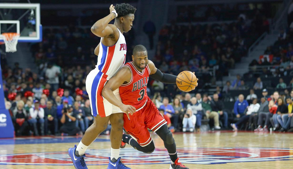 Pemain Chicago Bulls, Dwyane Wade #3 berusaha melewati hadangan pemain Detroit Pistons  pada laga NBA di Auburn Hills, ( Tues07/12/2016). Detroit menang 102-91. (Reuters/Aaron Doster-USA TODAY Sports)