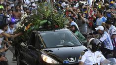 Penggemar berkerumun di samping mobil jenazah legenda sepak bola Argentina, Diego Armando Maradona, dalam perjalanan dari istana kepresidenan Casa Rosada ke pemakaman, Kamis (26/11/2020) waktu setempat. Diego Maradona meninggal karena serangan jantung pada usia 60 tahun. (AFP/Raul Fferrari/ TELAM)