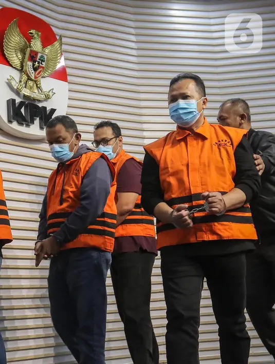 Penahanan tersangka terkait dugaan suap penghentian proses penyelidikan kasus korupsi proyek pengadaan peningkatan produksi dan nilai tambah Holtikultura di Bondowoso. (Liputan6.com/Angga Yuniar)