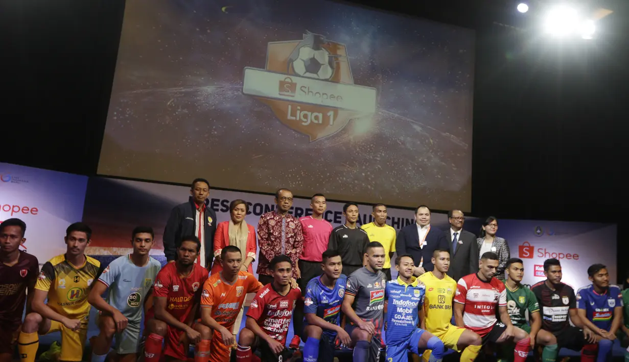 Para pemain perwakilan klub foto bersama saat Peluncuran Shopee Liga 1 di SCTV Tower, Jakarta, Senin (13/5). Sebanyak 18 klub akan bertanding pada Liga 1 mulai tanggal 15 Mei. (Bola.com/Vitalis Yogi Trisna)