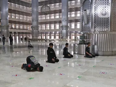 Umat Muslim menunaikan salat zuhur di Masjid Istiqlal, Jakarta, Sabtu (10/4/2021). Masjid Istiqlal akan membuka salat tarawih berjemaah saat Ramadan dengan membatasi jumlah jemaah hanya 2.000 orang dari kapasitas 250 ribu dan memperhatikan protokol kesehatan Covid-19. (Liputan6.com/Herman Zakharia)