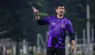 Pelatih kepala Timnas Indonesia U-20, Indra Sjafri memberikan arahan kepada pemainnya saat pemusatan latihan yang berlangsung di Lapangan B, Senayan, Jakarta, Jumat (15/03/2024) malam. (Bola.com/Bagaskara Lazuardi)