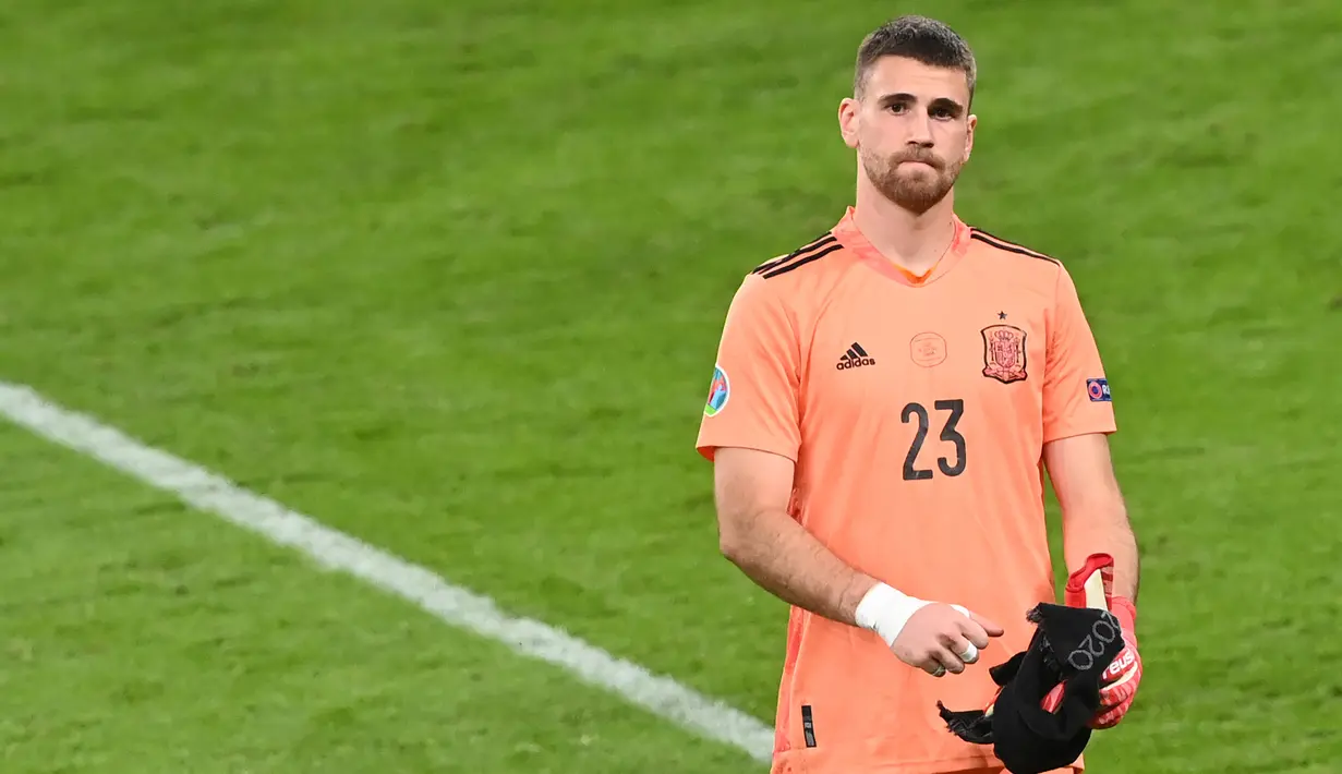 Kiper Spanyol, Unai Simon melepas sarung tangan usai pertandingan melawan Italia pada semifinal UEFA Euro 2020 di Stadion Wembley di London, Inggris, Rabu (7/7/2021). Spanyol takluk atas Italia 4-2 lewat adu penalti setelah laga imbang 1-1 selama 120 menit. (AFP/Pool/Facundo Arrizabalaa)