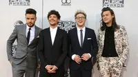 Penampilan One Direction di American Music Awards 2015 (Source: REUTERS/David McNew)