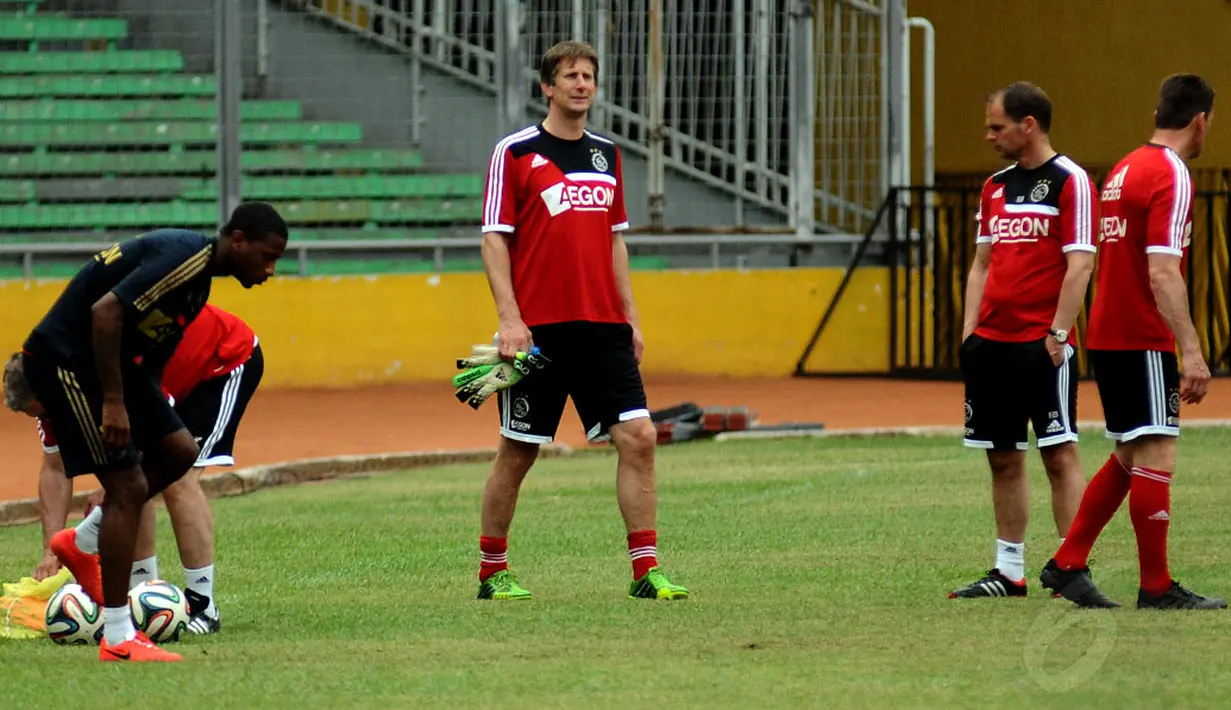 Mantan penjaga gawang Manchester United yang kini menjadi Direktur Promosi Ajax Amsterdam, Edwin van Der Sar, terlihat ikut berlatih bersama di Stadion GBK Jakarta, Minggu (10/5/2014). (Liputan6.com/Helmi Fithriansyah)