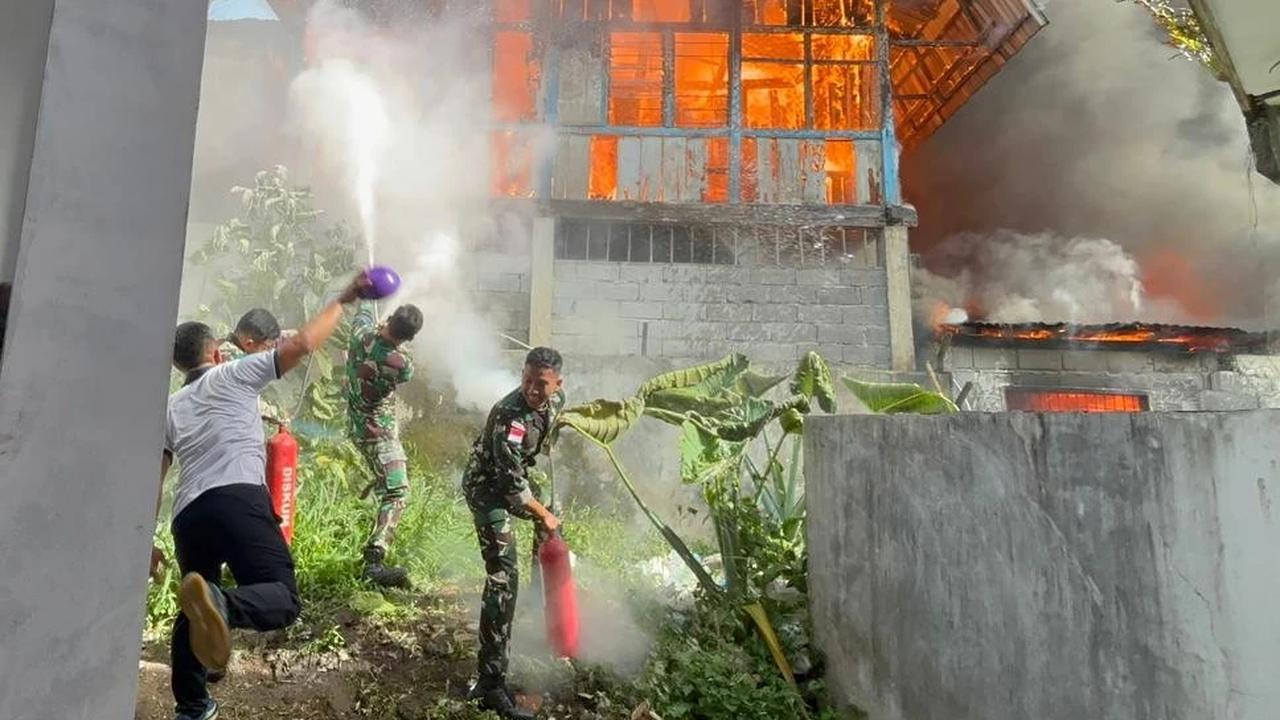 FOTO: Prajurit TNI AL Bantu Pemadaman Kebakaran Permukiman di Manado