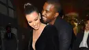 Kim Kardashian memang suka sekali pamer keharmonisan keluarga. Salah satunya dengan selalu mesra dengan Kanye West. (Fuse TV)