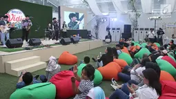 Pengunjung menikmati penampilan penyanyi Kunto Aji pada acara  BRIZZI Vidio Fair 2017 di The Space Senayan City, Jakarta, Sabtu (9/12). BRIZZI Vidio Fair 2017 sendiri diselenggarakan dari pukul 10.00 - 22.00 WIB. (Liputan6.com/Herman Zakharia)