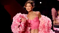 Gigi Hadid berjalan di panggung peragaan busana Victoria's Secret Fashion Show 2025 pada 15 Oktober 2025 di New York City. (Mike Coppola/Getty Images untuk Victoria's Secret/AFP)