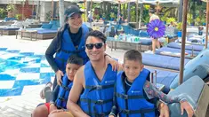 Berikut momen kebersamaan Christian Sugiono dan Titi Kamal bersama dengan anak-anak yang tengah menikmati momen liburan bersama. Sebagai pasangan selebriti, keduanya memang kerap jalani liburan bersama buah hati ke Bali. (Liputan6.com/IG/titi_kamall)