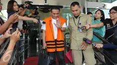 Tersangka kasus dugaan korupsi Dermaga Labuhan Haji Lombok, Ichsan Suaidi keluar dari gedung KPK usai menjalani pemeriksaan, Jakarta, Rabu (16/3/2016). Ichsan diperiksa sebagai saksi untuk tersangka Awang Lazuardi Embat. (Liputan6.com/Helmi Afandi)
