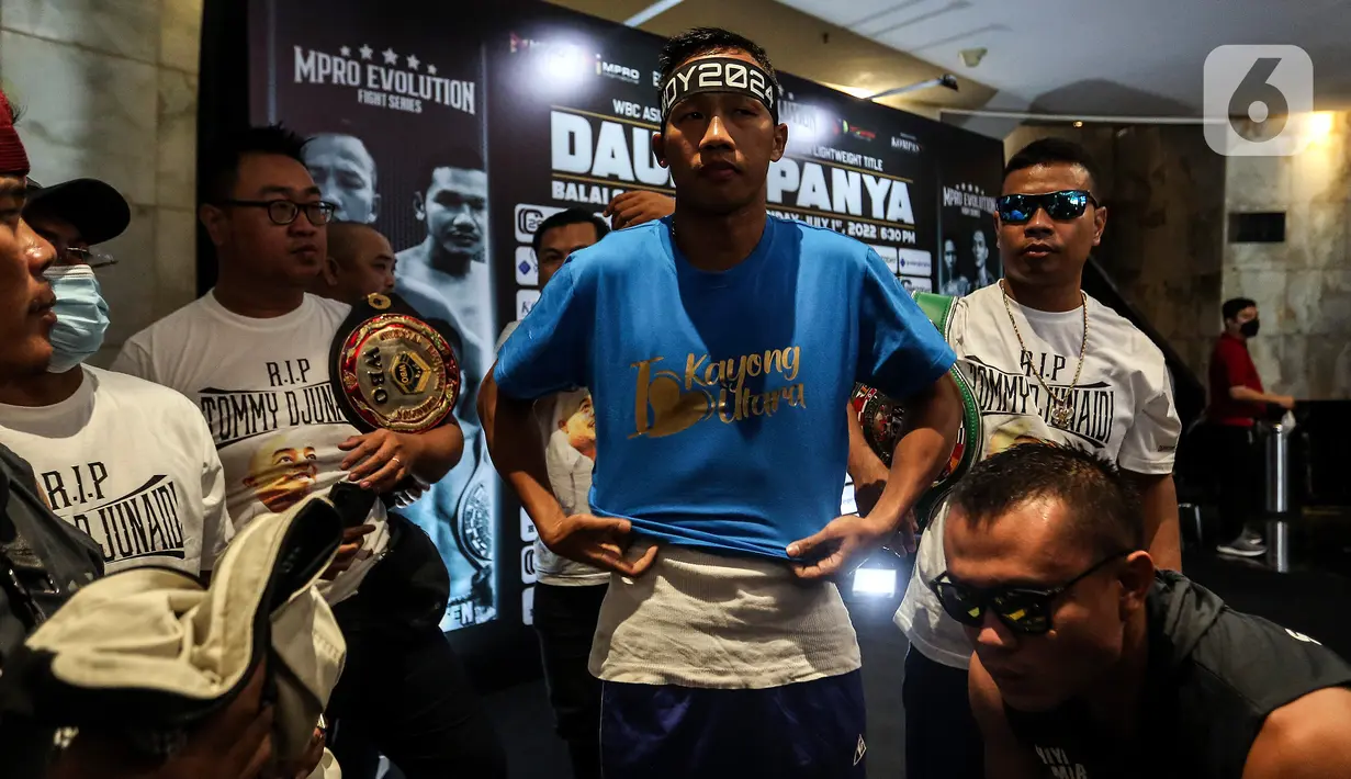 Petinju Indonesia Daud Yordan saat acara  timbang badan jelang laga memperebutkan gelar WBC Asian Boxing Council Silver di Balai Sarbini, Jakarta, Kamis (30/6/2022). di Balai Sarbini, Jakarta, Kamis (30/6/2022). Daud Yordan dan petinju Thailand Panya Uthok dipastikan naik ring dalam duel bertajuk MPRO Evolution Fight Series 2022. (Liputan6.com/Johan Tallo)