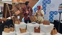 4 UMK binaan Pelindo yang bergerak di bidang permebelan dan kerajinan diikutkan dalam pameran Indonesian Furniture Industry and Handicraft Association (IFFINA ) 2023, yang diadakan di Indonesia Convention Exhibition, Tangerang Selatan, Banten.
