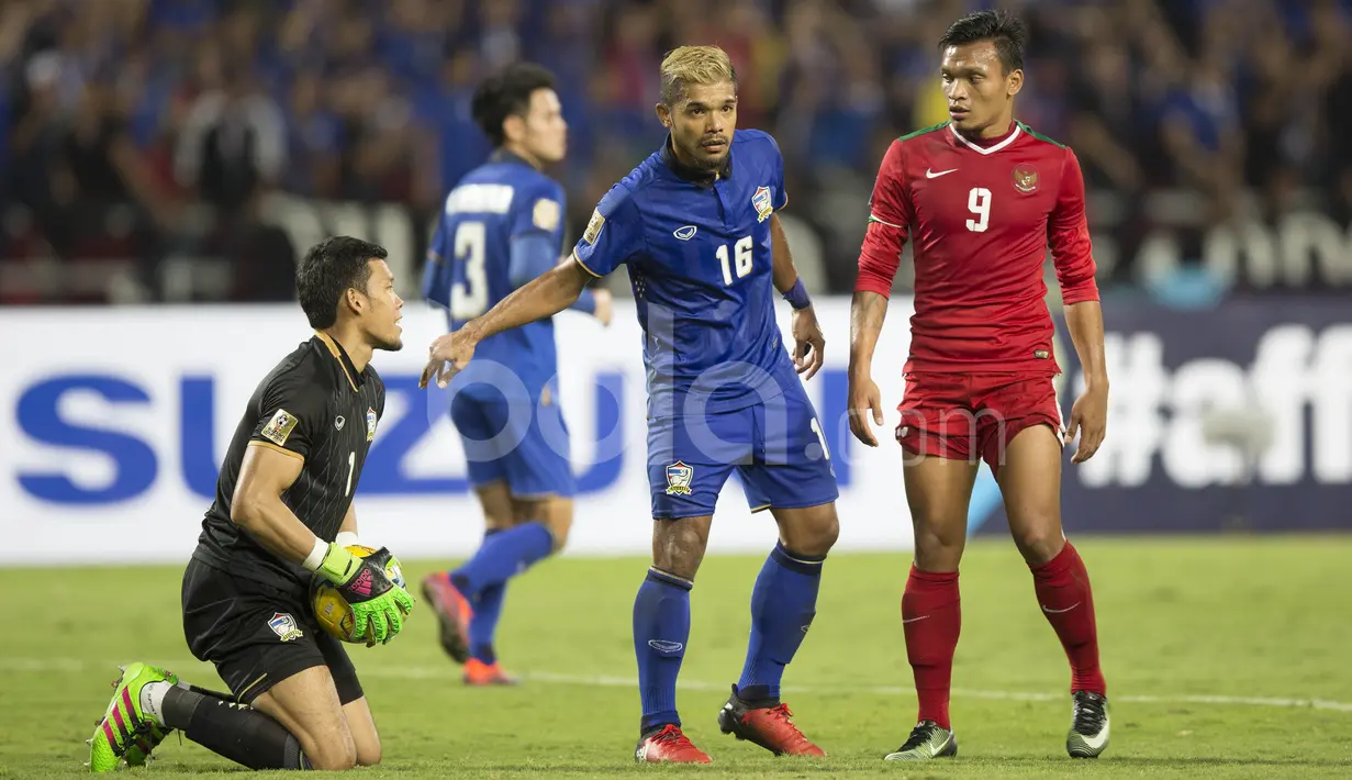 Usaha striker Timnas Indonesia, Ferdinand Sinaga, digagalkan kiper Thailand, Kawin Thamsatchanan, dalam laga leg kedua final Piala AFF 2016 di Stadion Rajamangala, Bangkok, Thailand, Sabtu (17/12/2016). (Bola.com/Vitalis Yogi Trisna)