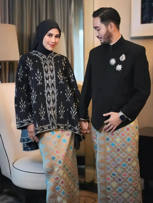 Terbaru, keduanya terlihat menjalani sebuah pemotretan dengan mengenakan busana tradisional. [@syahnazs].