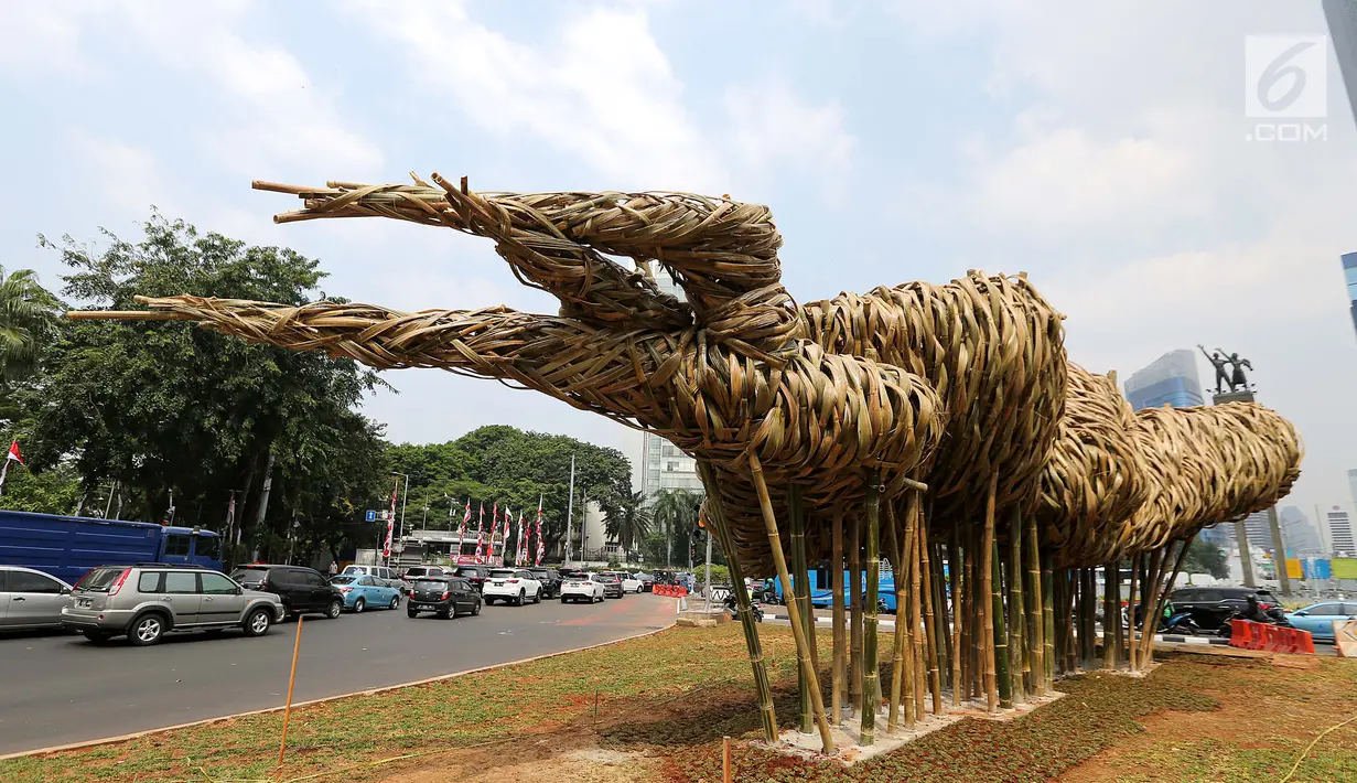 Instalasi bambu menghiasi kawasan Bundaran HI, Jakarta, Rabu (15/8). Gubernur DKI Jakarta Anies Baswedan beralasan pemasangan instalasi seni bambu tersebut dikarenakan bambu kerap kali dianggap tak bernilai oleh masyarakat. (Liputan6.com/Fery Pradolo)