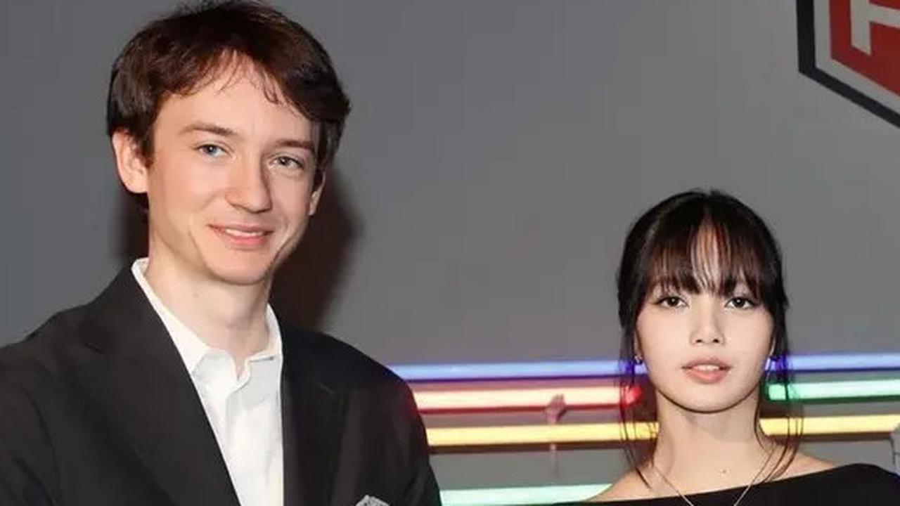 Lisa Blackpink Pamer Jam Tangan Kembaran dengan Frederic Arnault, Anak Konglomerat Terkaya di Dunia