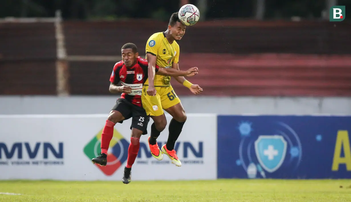 Pemain PS Barito Putera, Bagas Kaffa (kanan) berduel udara dengan pemain Persipura Jayapura, Juscak Isir saat laga pekan kesembilan BRI Liga 1 2021/2022 antara Persipura Jayapura melawan PS Barito Putera di Stadion Moch Soebroto, Magelang, Senin (23/10/2021). (Bola.com/Bagaskara Lazuardi)