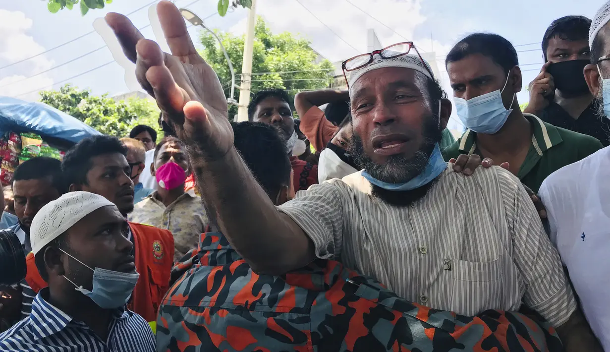 Kerabat penumpang yang hilang bereaksi ketika tim penyelamat membawa jenazah- jenazah yang ditemukan di Sungai Buriganga, Dhaka, Bangladesh, Senin (29/6/2020). Kecelakaan kapal feri merupakan hal yang sering terjadi di Bangladesh, salah satunya karena kelebihan muatan. (AP Photo/Al-emrun Garjon)