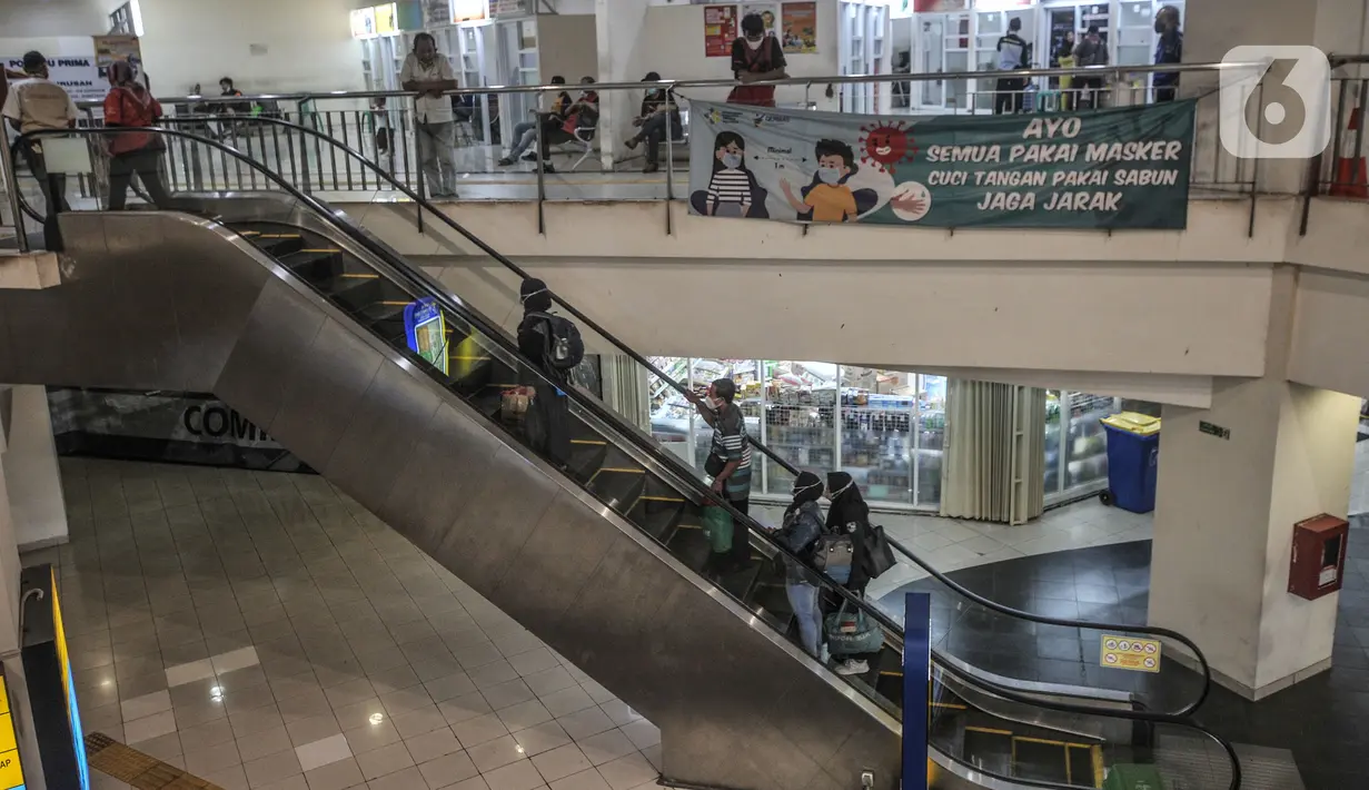 Pekerja agen bus antarkota antarprovinsi (AKAP) menawarkan tiket kepada calon penumpang yang tiba di Terminal Pulogebang, Jakarta, Senin (10/5/2021). Pemberlakuan larangan mudik berdampak terhadap penjualan tiket agen bus AKAP di Terminal Pulogebang merosot tajam. (merdeka.com/Iqbal S Nugroho)