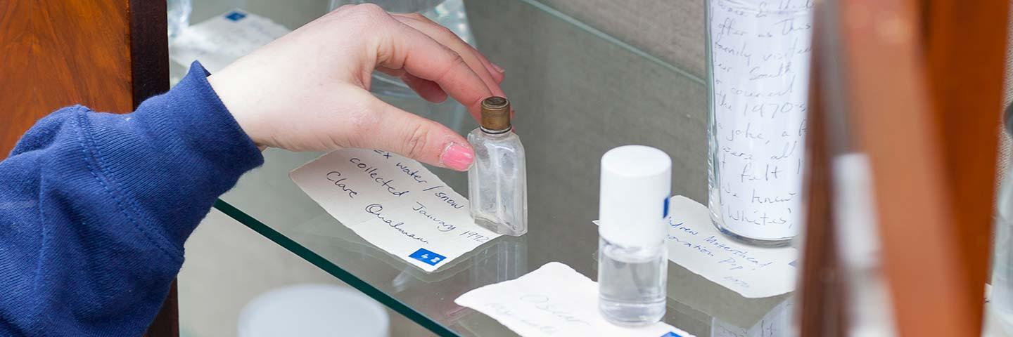 Koleksi air di Museum Air Amy Sharrocks (museumofwater.co.uk)