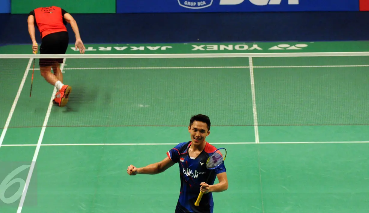 Pebulutangkis tunggal putera Indonesia, Jonatan Christie meluapkan kegembiraan usai menumbangkan perlawanan pemain Tiongkok, Lin Dan di babak kedua BCA Indonesia Open 2016, Jakarta, Kamis (2/6/2016). (Liputan6.com/Helmi Fithriansyah)