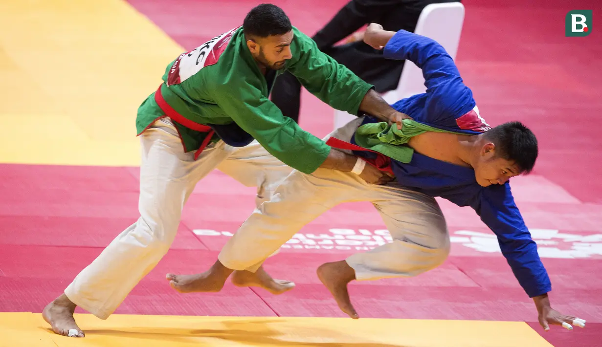 Duel Muhammad Dhifa dengan Danish Sharma di babak 32 besar cabang Kurash Asian Games 2018 kelas -90 kg di JCC, Jakarta pada Kamis (30/8/2018). (Bola.com/Peksi Cahyo)