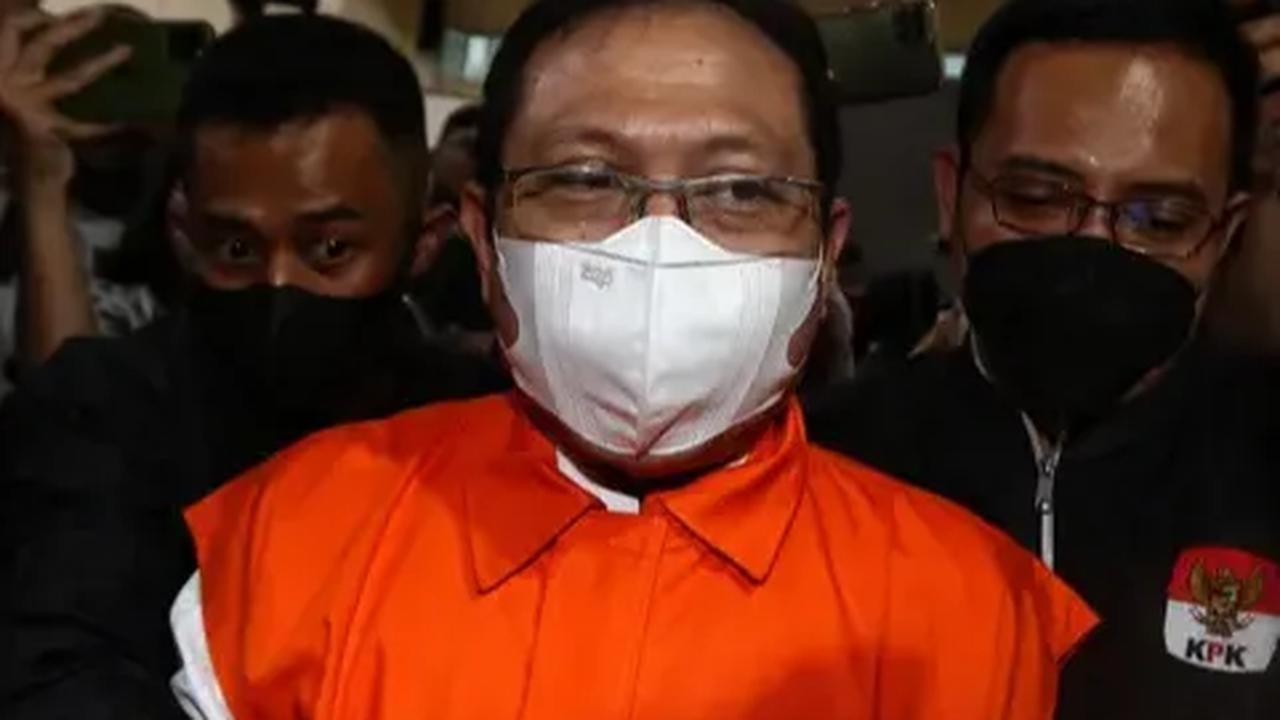 Sebelumnya, Komisi Pemberantasan Korupsi (KPK) resmi menahan mantan sekretaris Mahkamah Agung (MA) Hasbi Hasan (HH), tersangka kasus suap pengurusan perkara.
