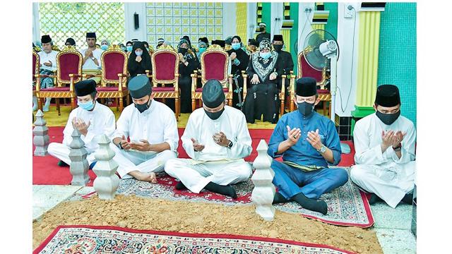 Upacara pemakaman Pangeran Brunei Abdul Azim pada 24 Oktober 2020. Baju biru adalah Sultan Brunei Hassanal Bolkiah (tangkap layar Borneo Bulletin)