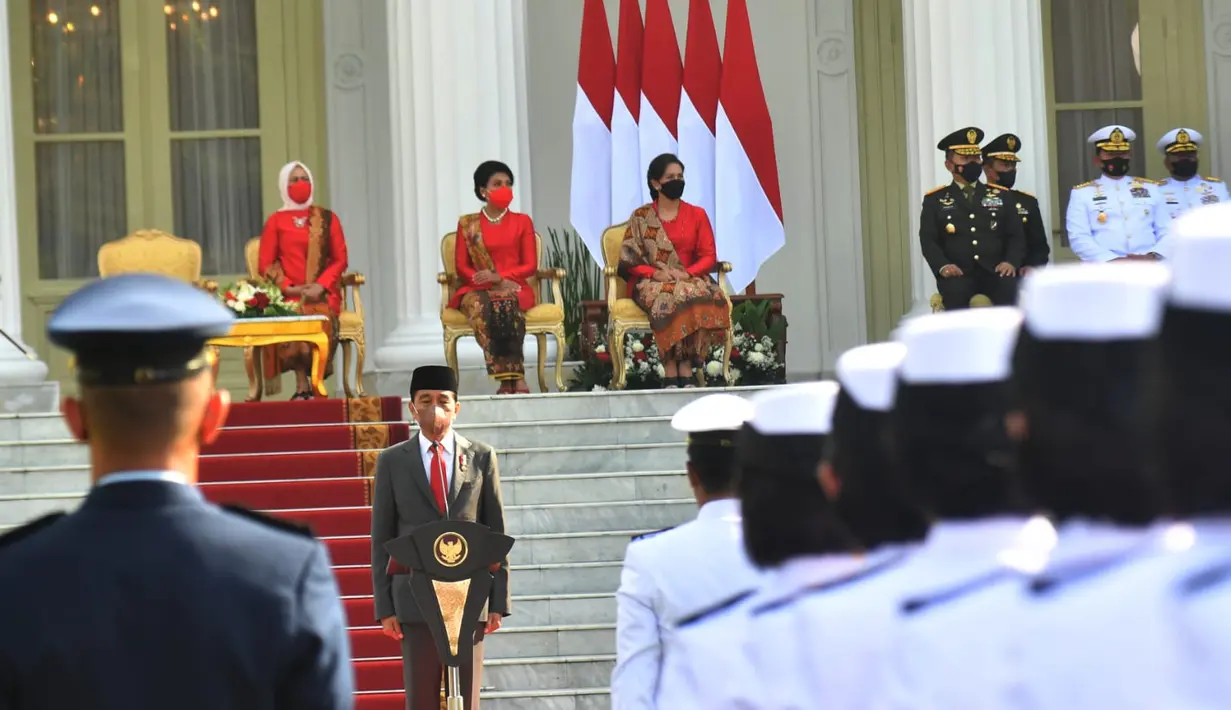 Presiden Joko Widodo bertindak sebagai inspektur upacara dalam Prasetya Perwira (Praspa) TNI-Polri tahun 2022 di Istana Merdeka, Jakarta, Kamis (14/7/2022). Dalam kesempatan tersebut, Kepala Negara melantik dan mengambil sumpah calon perwira remaja (capaja) yang berjumlah 754 orang dari matra TNI dan Kepolisian. (Foto: Biro Pers Sekretariat Presiden)
