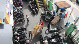 Aktivitas warga dan pekerja di parkiran Blok G Tanah Abang, Jakarta, Jumat (27/4). Pemprov DKI sebelumnya berencana memindahkan para pedagang ke parkiran Blok F. Namun, usulan tersebut ditolak para pedagang. (Liputan6.com/Arya Manggala)