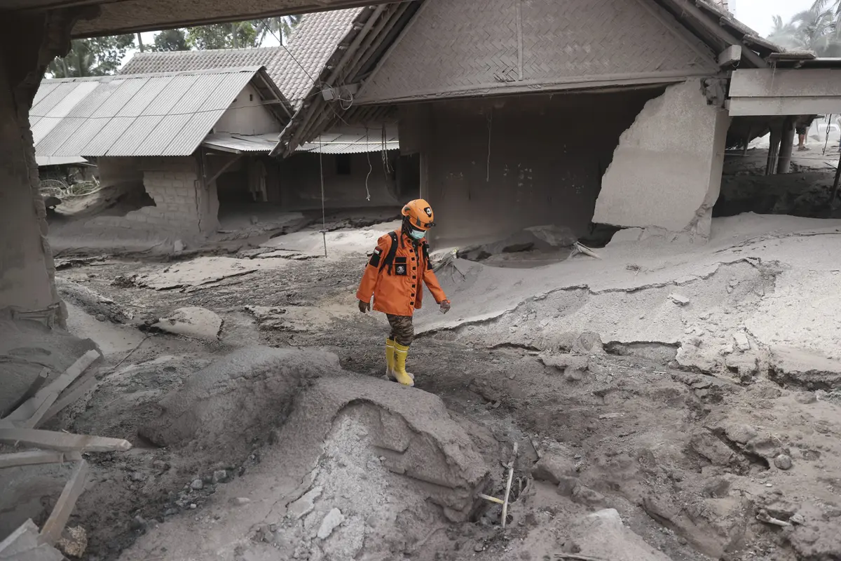 Ketebalan Abu Erupsi Gunung Semeru Tutupi Pemukiman