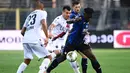 Penyerang Atalanta, Duvan Zapata, berebut bola dengan gelandang Bologna, Gary Medel, pada laga lanjutan Serie A pekan ke-35 di Gewiss Stadium, Rabu (22/7/2020) dini hari WIB. Atalanta menang 1-0 atas Bologna. (AFP/Marco Bertorello)